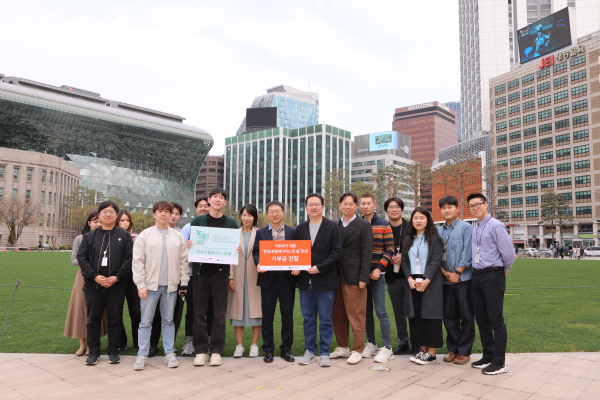 지난 4일 서울시청 잔디광장 앞에서 박재옥 한화토탈에너지스 경영지원부문장(사진 앞 줄 왼쪽에서 다섯 번째)이 신동현 사단법인 푸른아시아 전략홍보실장(사진 앞 줄 왼쪽에서 여섯 번째)에게 숲 조성 기부금을 전달하는 모습