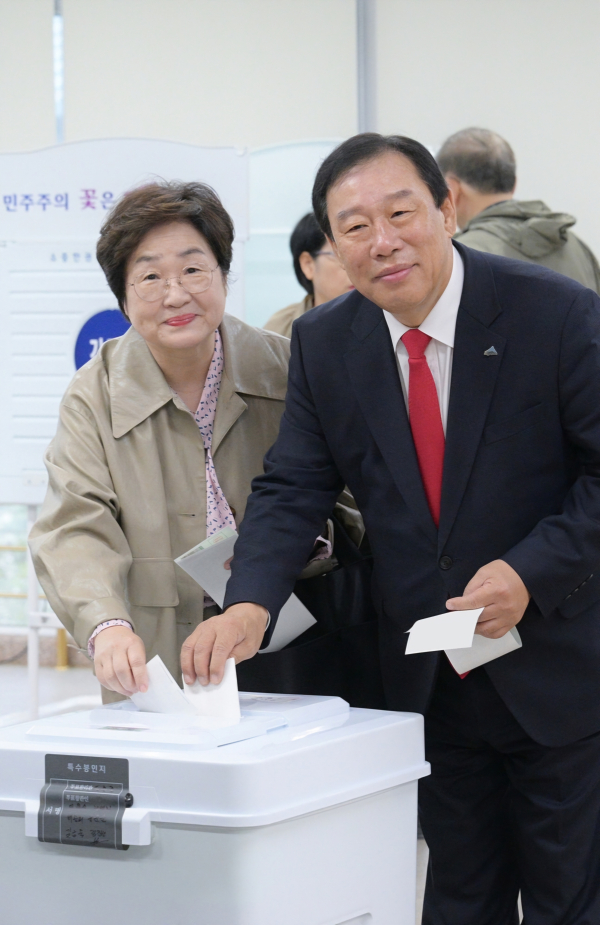 최민호 시장 내외 사전투표 모습