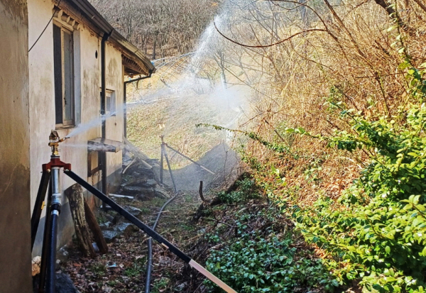 원북면의 한 취약가구에 설치된 간이수막 설비 작동 모습.