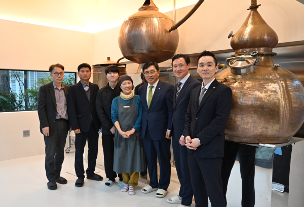전통주 생산업체 방문 전통주 산업 발전방안 모색 * 김춘진 한국농수산식품유통공사 사장(왼쪽 5번째), 임숙주 (유)친구들의 술 지란지교 대표(왼쪽 4번째)