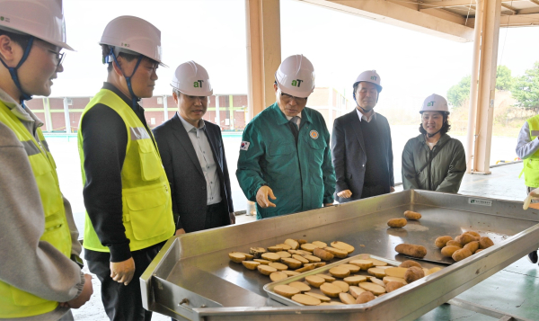 이천비축기지 현장 교육에 참여 중인 김춘진 사장 * 김춘진 한국농수산식품유통공사 사장(오른쪽 3번째)