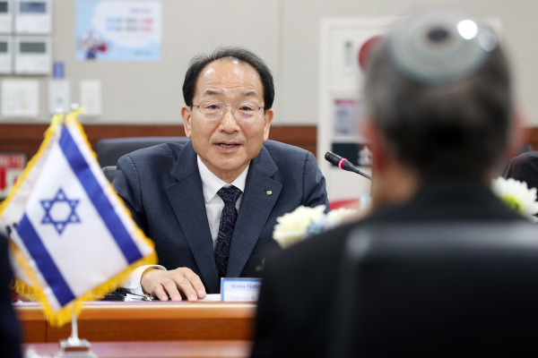 이성해 이사장이 8일 공단 본사에서 하임즈비 굴릭 이스라엘 대도시광역교통공사 사장 및 관계자들과 협력회의 중 발언하고 있다.