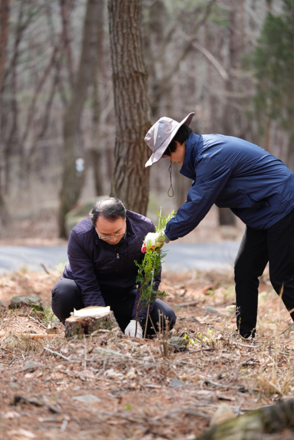 황성태 한국수목장문화진흥재단 이사장(좌측 1번째)이 수목장림에 편백나무를 식재하고 있는 모습이다.
