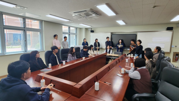 저경력 교사와 고경력 교사가 함께 모여 멘토링 결연식을 갖고 멘토링의 목표와 추진 방법에 대해 논의하고 있다.