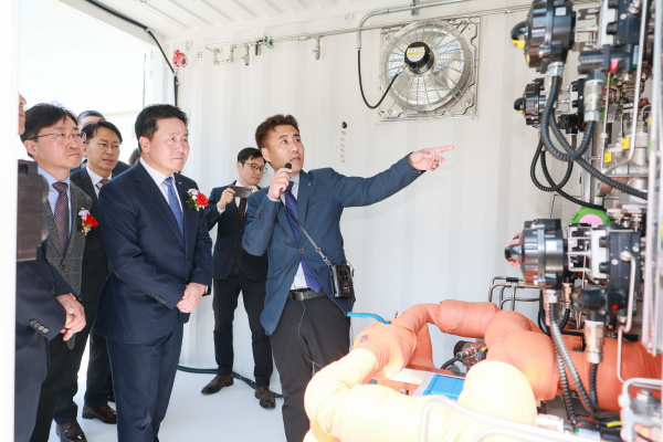 엄경일 한국서부발전 기술안전부사장(앞줄 가운데)이 9일 충남 태안발전본부에서 ‘태양광 발전 연계 변동 부하에 대한 차세대 알카라인 수전해 설비’를 둘러보고 있는 모습