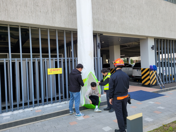 지난 9일 장애인형 국민체육센터에서 경사형·직립형 구조대 교육을 진행하고 있다.