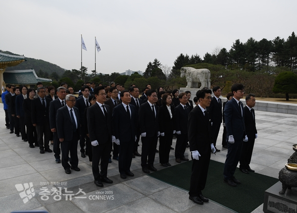 더불어민주당 대전 당선인 및 시당 관계자들이 대전현충원에서 숙국선열 및 호국영령에 대한 참배를 하고 있다.