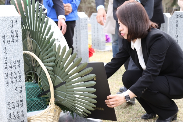 더불어민주당 대전 유성을 황정아 당선인이 국립대전현충원에 안장된 할아버지 묘역에 당선증을 놓고 있다.