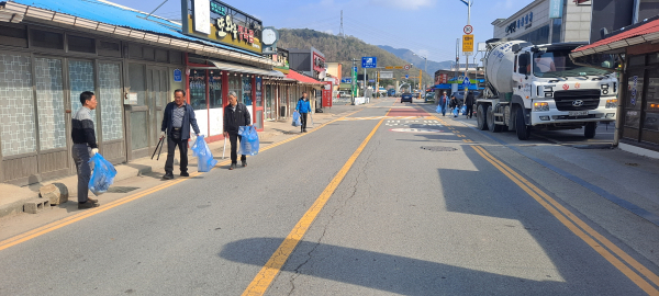 광시면 이장협의회가 환경정화 봉사활동을 하고 있다