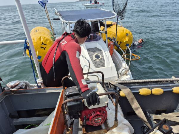 래프팅백 설치 작업중인 해경