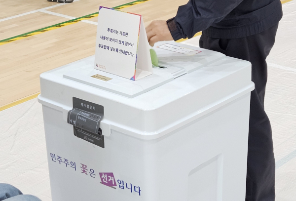 22대 국회의원 선거일인 10일 한 유권자가 투표함에 투표지를 넣고 있다. / 충청뉴스 박영환 기자