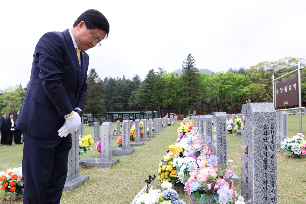 지난 15일 대전현충원 세월호 참사 순직 교사 묘소에 방문하여 참배 모습