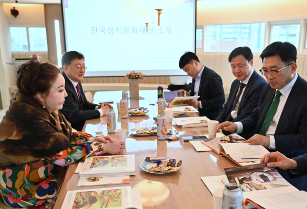 한국음식문화재단 간담회 현장사진 * 한국농수산식품유통공사 김춘진 사장(우측 1번째), 한국음식문화재단 박미영 이사장(좌측 1번째)