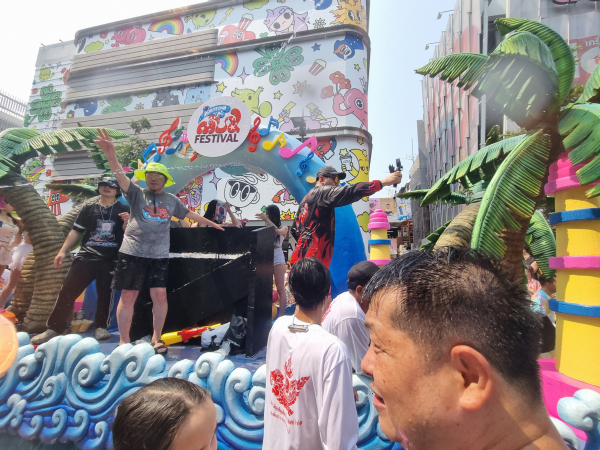 송크란축제 퍼레이드 진행 모습