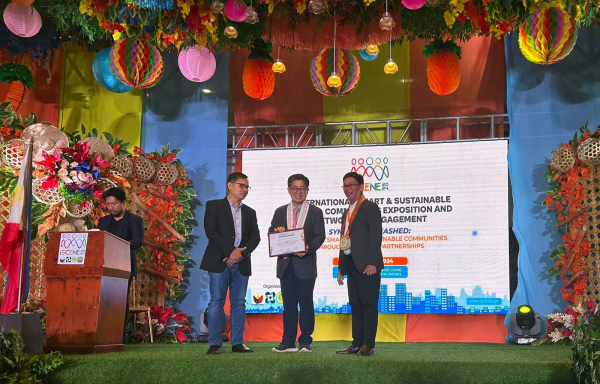 지난 11일부터 13일까지 필리핀에서 열린 ‘제2회 국제 스마트 시티 박람회 및 네트워킹(ISCENE 2024)’에 참석해 강연을 펼친 국립한밭대 융합경영학과 최종인 교수(가운데)에게 필리핀 이사벨라주립대 아퀴노(Ricmar P. Aquino) 총장(왼쪽)과 필리핀 과학기술부 갓찰리언(Teodoro Gatchallian) 차관이 함께 감사패를 수여하고 기념촬영을 하고 있다.