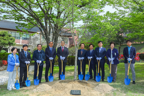 한남대 개교68주년 기념식수 모습