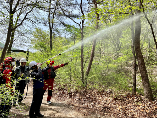 지난 17일 국립대전숲체원 임직원들이 산불 대응 역량을 강화하기 위해 산림청 공중 및 특수진화대원과 함께 산불 진화 기계화시스템을 활용한 모의훈련을 실시하고 있다
