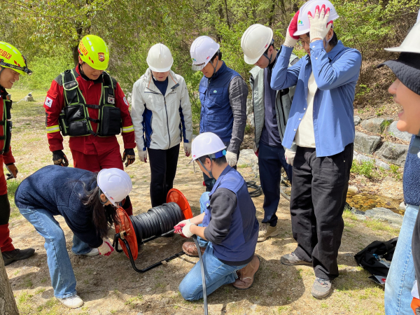 지난 17일 국립대전숲체원에서 임직원 대상 산불 진화 기계화시스템의 조작 및 작동방법 등 운용 교육을 실시하고 있다.