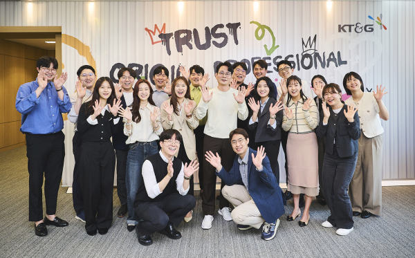 사진은 방경만 사장(둘째 줄 가운데)과 ‘캐주얼 미팅’ 참가자 전원이 행사 후 촬영한 단체사진.