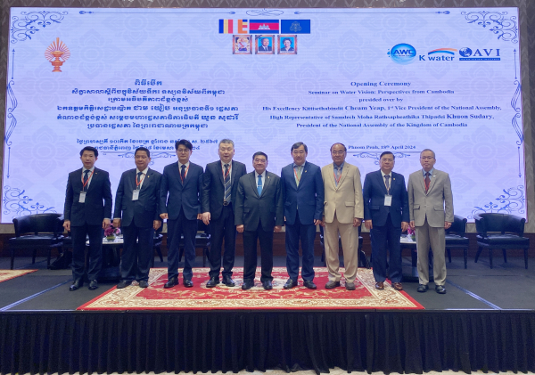 안정호 한국수자원공사 그린인프라부문장(사진 왼쪽 네 번째)이 4월 18일 캄보디아 프놈펜 현지에서 첨 옙(H.E. Cheam Yeap) 캄보디아 국회 부의장(사진 왼쪽 다섯 번째)의 ‘국가 물 비전 세미나(National Water Vision Seminar)’ 개회사 이후 주요 참석자들과 기념사진을 촬영하고 있다.