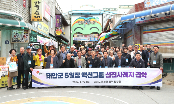 지난 22일 단양군 ‘구경 시장’ 을 방문한 가세로 군수와 지역 상인들.