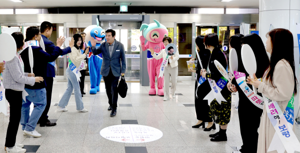‘웃는 날 생활화’ 출근길 캠페인 전개 모습