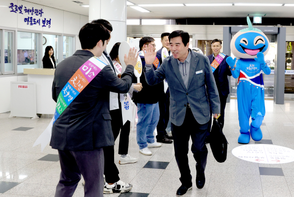 ‘웃는 날 생활화’ 출근길 캠페인 전개 모습