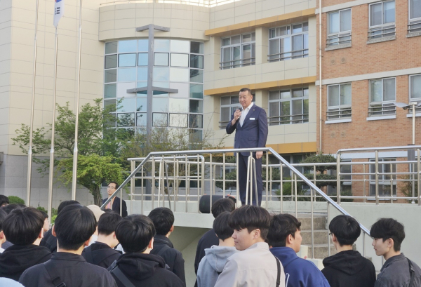 중학생 국외 현장 체험학습 ‘봉황중’ 에서 격려 인사말하는 최원철 공주시장 모습.