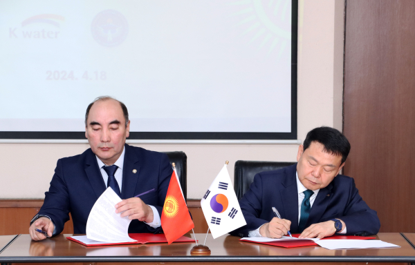 윤석대 한국수자원공사 사장(사진 오른쪽)이 키르기스스탄 비슈케크시(市) 현지에서 바이가지예프 탈라이벡 아스카로비치(Baygaziev Talaibek Askarovich) 키르기스스탄 에너지부 차관(사진 왼쪽)과 온실가스 국제감축사업 상호 협력을 위한 업무협약을 체결하고 있다.