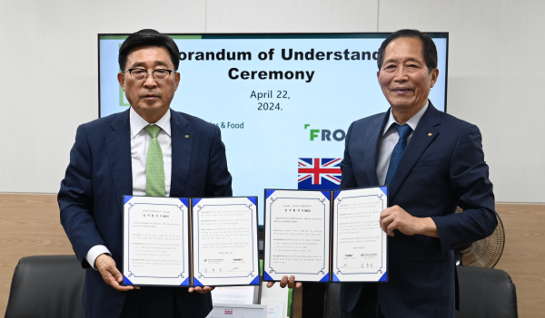 한국농수산식품유통공사-프롬케이(FromK) MOU * 한국농수산식품유통공사 김춘진 사장(왼쪽), 뉴질랜드 프롬케이 이기흥 부사장(오른쪽)