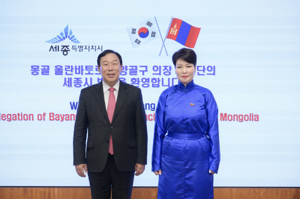 (왼쪽부터) 최민호 시장, 바야툴가 샘지드마 바양골구 의원회 의장