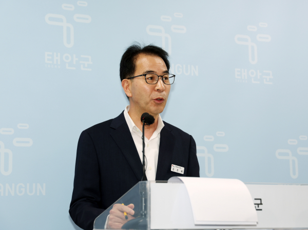 24일, 군청 브리핑실에서 김은배 미래에너지과장 정례브리핑 모습