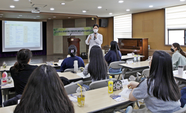 박지찬 전인치료센터장이 24일 ‘호스피스‧완화의료 전문인력 표준교육과정Ⅱ’에 참여한 교육생들을 대상으로 ‘통증 외 증상 조절’을 주제로 한 강의를 하고 있다.