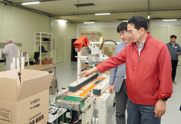 고북면에 소재한 ㈜더휴 방문한 이완섭 시장 모습