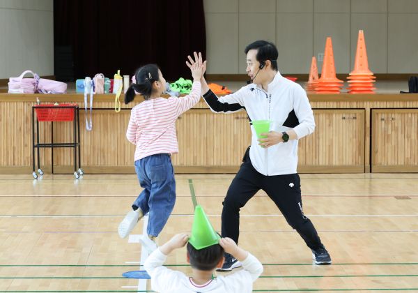 유남규 KRX탁구단 감독이 대전동문초등학교 일일강사 진행