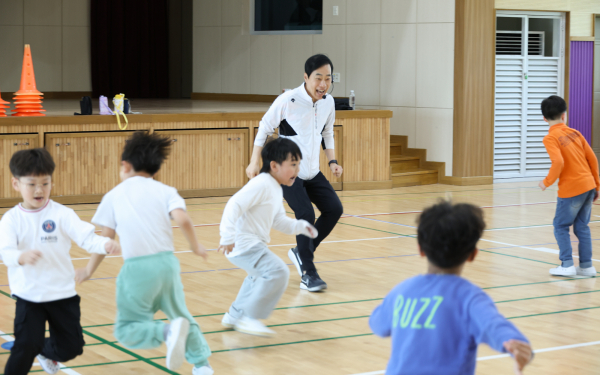 유남규 KRX탁구단 감독이 대전동문초등학교 일일강사 진행