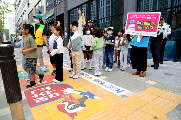 29일 수청초등학교 앞에서 교통안전 캠페인 진행 모습