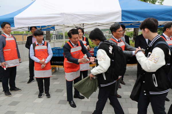 「쌀 한톨에 키 한 Tall」 아침밥 먹기 캠페인에 참여하고 있는 김영훈 본부장