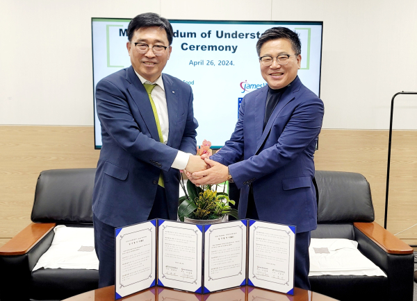 한국농수산식품유통공사-제임스 월드와이드 MOU * 한국농수산식품유통공사 김춘진 사장(왼쪽), 미국 제임스 월드와이드 이중열 회장(오른쪽)