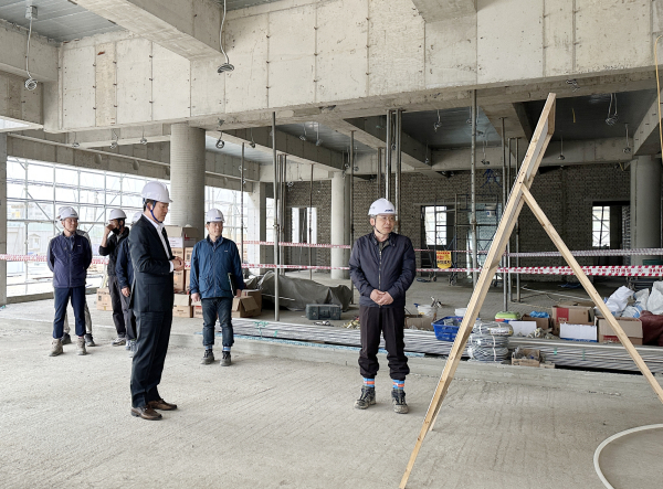 홍순광 서산시 부시장이 29일 동부지역 종합행정타운 건립 현장을 방문해 추진상황 점검 모습