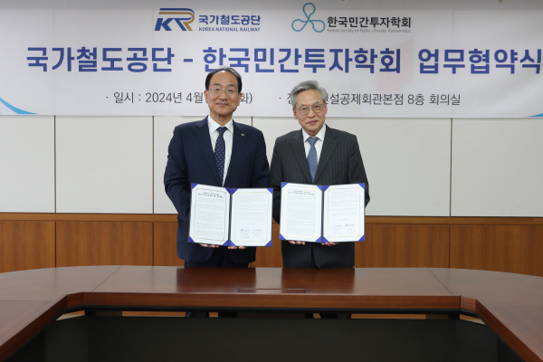 국가철도공단 이성해 이사장(왼쪽)이 한국민간투자학회 김황배 회장(오른쪽)과 양해각서 체결 후 기념촬영을 하고 있다.