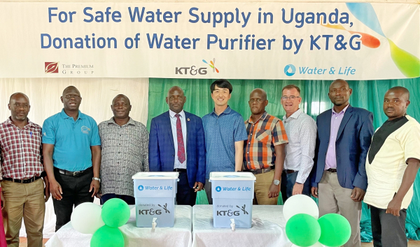 박현석 KT&G 탄자니아 원료지사장(가운데)과 현지 관계자들이 기념 사진을 촬영하는 모습.