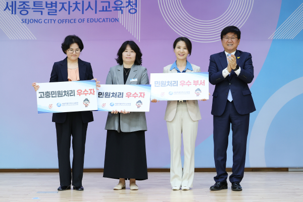 1분기 국민신문고 민원 처리 우수 부서 및 우수자 시상 (우수 직원) 왼쪽부터 순서대로 민주시민교육과 김영선 장학사, 중등교육과 박유선 장학사, (우수 부서) 운영지원과 김현숙 과장