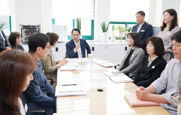 이완섭 서산시장이 3일 시청 종합민원실에서 민원 업무 담당 직원과 간담회를 가졌다