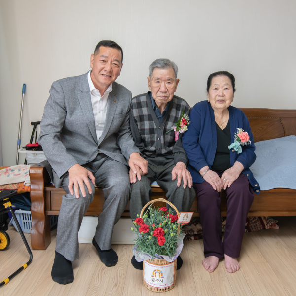 99세이상 어르신 가구 카네이션 꽃바구니 전달식 모습