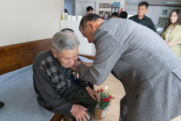 99세이상 어르신 가구 카네이션 꽃을 달아드리고 있는 최원철 시장 모습