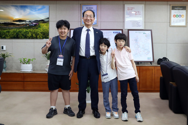 국가철도공단 이성해 이사장(왼쪽 두 번째)이 3일(금) 공단 본사에서 철도 꿈나무들과 기념촬영을 하고 있다.