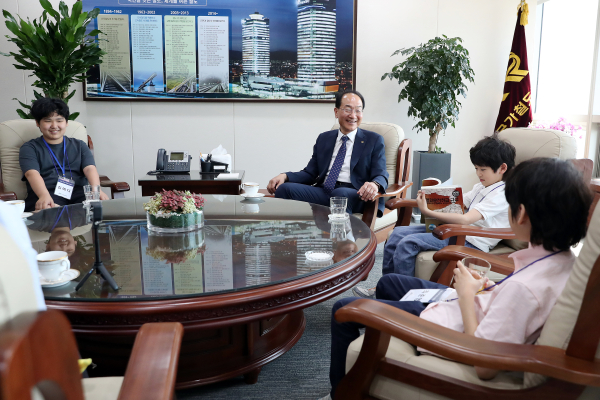 국가철도공단 이성해 이사장(왼쪽 두 번째)이 3일 공단 본사에서 철도 꿈나무들과 소통하고 있다.