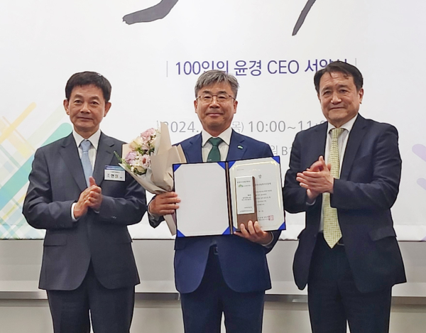 * ( 좌측 ) 조현정 윤경 ESG 포럼 공동대표 ( 가운데 ) 한국산림복지진흥원 남태헌  원장 ( 우측 ) 조동성 산업정책연구원 이사장