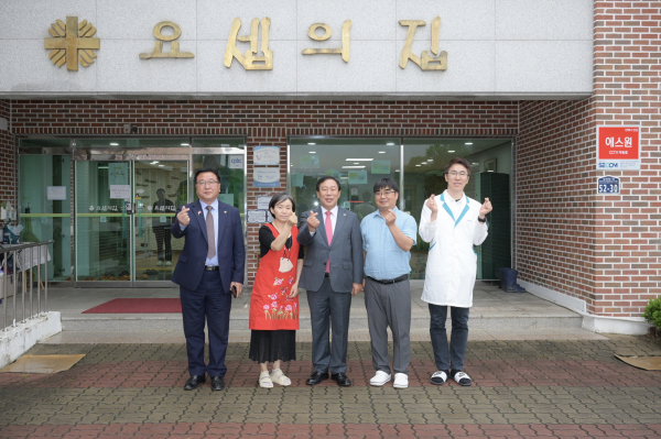 최민호 시장, 전의요셉의집·독거노인 가정 방문 기념사진